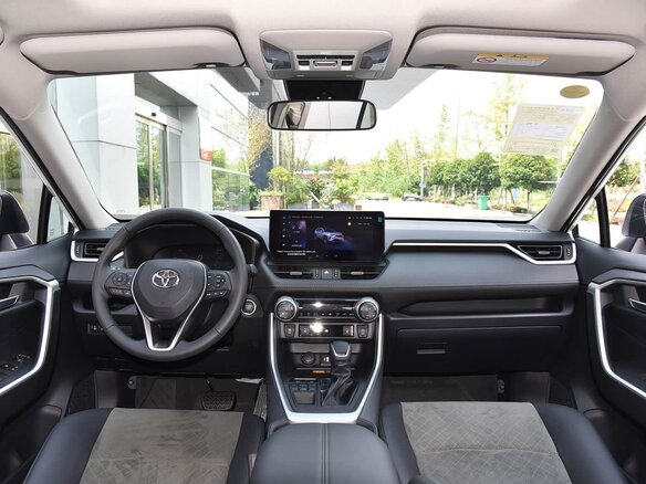 2025 Toyota RAV4 V (XA50), белый, 3950000 рублей - вид 8