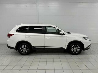 2020 Mitsubishi Outlander III Рестайлинг 3, белый, 2230000 рублей, вид 4