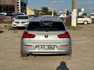 2018 BMW 1 серии 118i II (F20/F21) Рестайлинг 2, серебристый, 1650000 рублей, вид 5