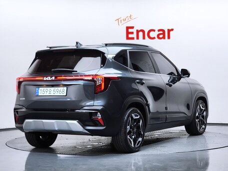 2022 Kia Seltos I Рестайлинг, серебристый, 2170000 рублей, вид 2