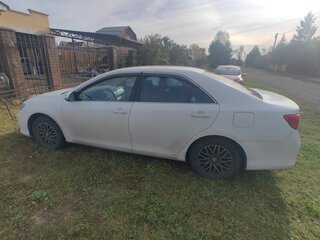2013 Toyota Camry VII (XV50), белый, 900000 рублей, вид 4