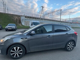 2017 Kia Rio III Рестайлинг, серый, 980000 рублей, вид 3