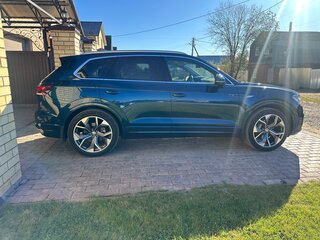 2022 Volkswagen Touareg III, синий, 7450000 рублей, вид 3