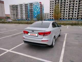 2015 Kia Rio III Рестайлинг, серебристый, 1150000 рублей, вид 5