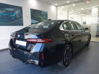 2025 BMW 5 серии Long 530Li xDrive VIII (G60/G61/G68), чёрный, 8290000 рублей, вид 4