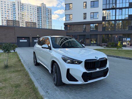 2026 BMW X1 Long 25Li xDrive III (U11/U12), белый, 5390000 рублей, вид 3