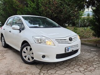 2010 Toyota Auris I Рестайлинг, белый, 925000 рублей, вид 2