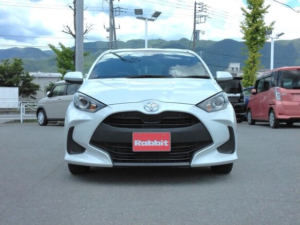 2023 Toyota Yaris IV, белый, 1060000 рублей