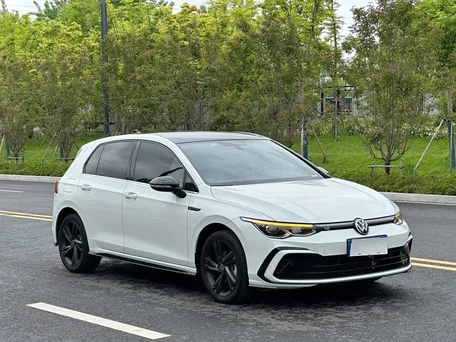 2024 Volkswagen Golf VIII Рестайлинг, серый, 1840000 рублей, вид 3