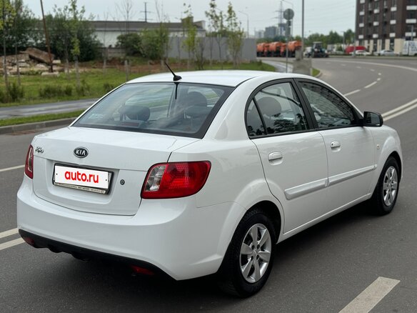 2011 Kia Rio II Рестайлинг, белый - вид 4