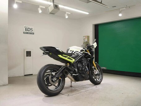 2024 Triumph Street Triple, белый, 1777000 рублей, вид 4