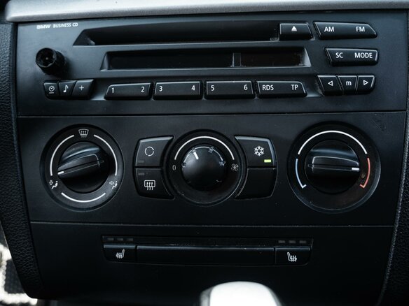2008 BMW 1 серии 116i I (E81/E82/E87/E88) Рестайлинг, белый, 608000 рублей - вид 11