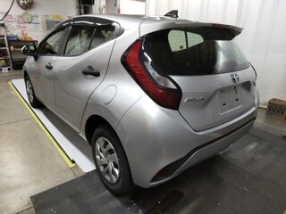 2023 Toyota Aqua II, серебристый, 1045000 рублей, вид 5