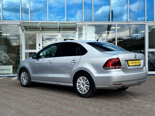 2016 Volkswagen Polo V Рестайлинг, серебристый, 895000 рублей, вид 4