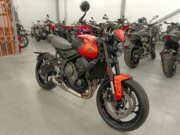 2023 Triumph Trident 660, оранжевый, 850000 рублей