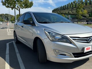 2015 Hyundai Solaris I Рестайлинг, серебристый, 1025000 рублей, вид 4