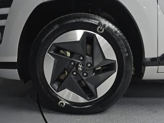 2023 Hyundai Kona II (SX2), серебристый, 2125000 рублей, вид 3