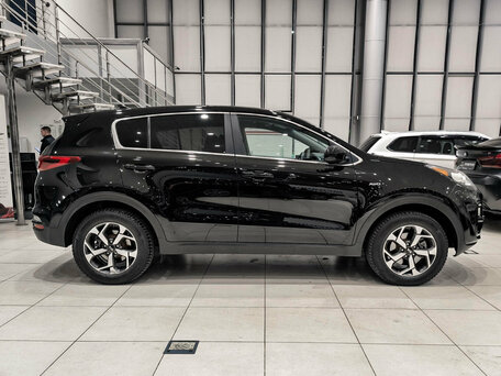 2020 Kia Sportage IV Рестайлинг, чёрный, 2480000 рублей, вид 4