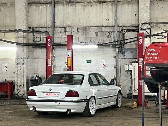 1998 BMW 7 серии 735i III (E38), белый - вид 2