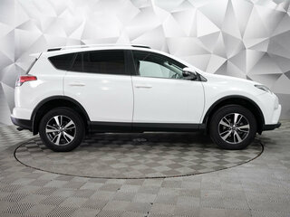 2017 Toyota RAV4 IV (XA40) Рестайлинг, белый, 2350000 рублей, вид 4