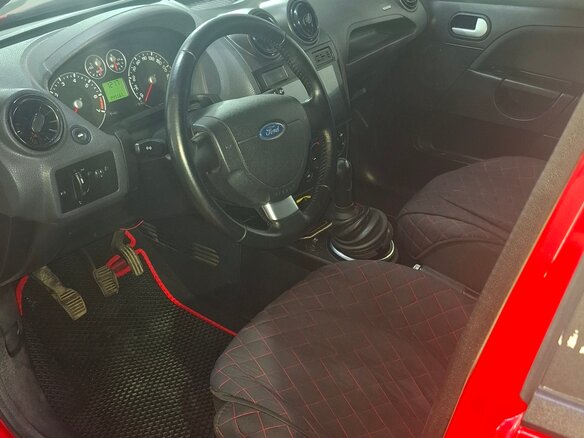 2007 Ford Fiesta Mk5, красный, 320000 рублей - вид 5