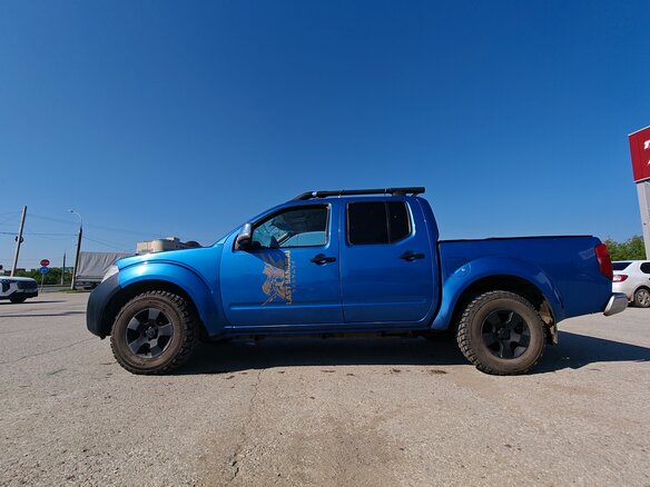 2010 Nissan Navara (Frontier) III (D40) Рестайлинг, синий, 850000 рублей - вид 2