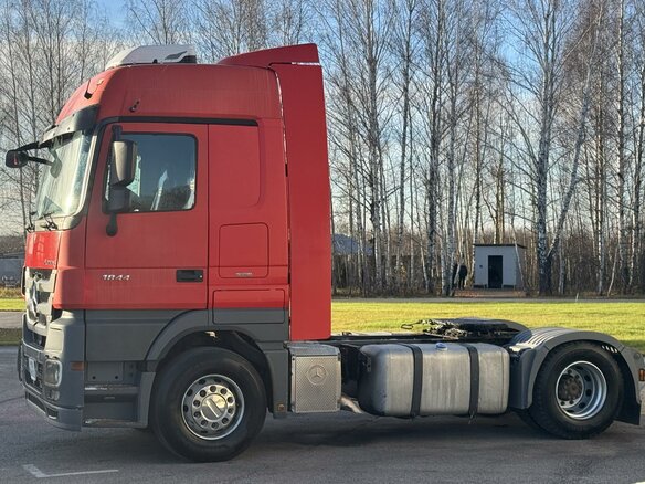 2013 Mercedes-Benz Actros, красный, 2950000 рублей - вид 5