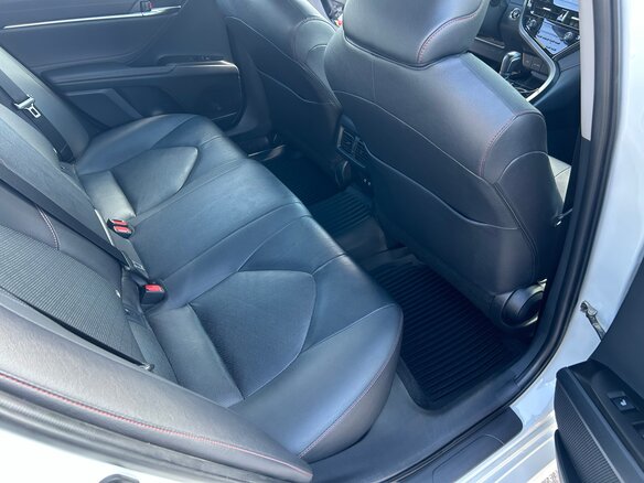 2021 Toyota Camry VIII (XV70) Рестайлинг, белый, 3390000 рублей - вид 9
