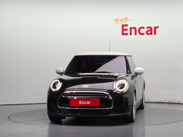 2022 Mini Hatch Cooper III (F55/F56) Рестайлинг 2, чёрный, 1726000 рублей - вид 1