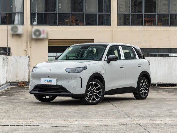 2026 Leapmotor A10 53 kWh, серебристый, 2199000 рублей
