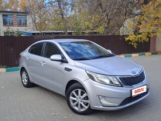 2013 Kia Rio 4-speed III, серебристый, 650000 рублей, вид 3