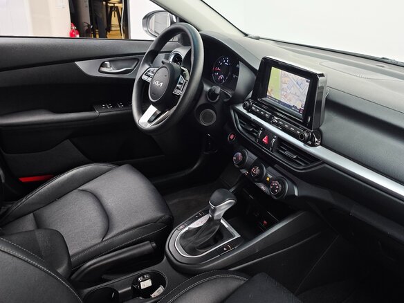 2022 Kia K3 II Рестайлинг, белый, 1720000 рублей - вид 20