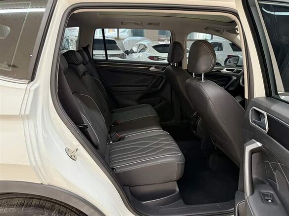 2023 Volkswagen Tiguan II Рестайлинг, белый, 2450000 рублей - вид 9