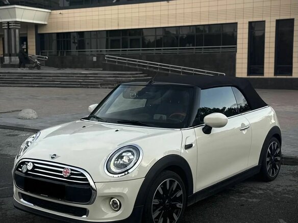 2020 Mini Cabrio Cooper III Рестайлинг, белый, 2590000 рублей - вид 1