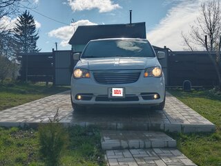 2011 Chrysler Town & Country V Рестайлинг, белый, 1590000 рублей, вид 3