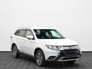 2020 Mitsubishi Outlander III Рестайлинг 3, белый, 2015000 рублей, вид 1
