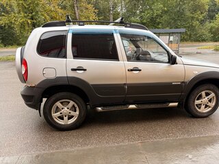 2012 Chevrolet Niva I Рестайлинг, серебристый, 380000 рублей, вид 2