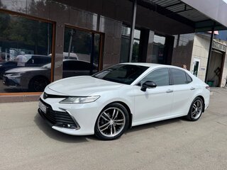 2021 Toyota Camry VIII (XV70) Рестайлинг, белый, 3100000 рублей, вид 3