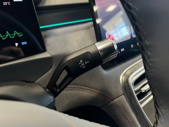 2026 Geely Galaxy M7, серебристый - вид 23