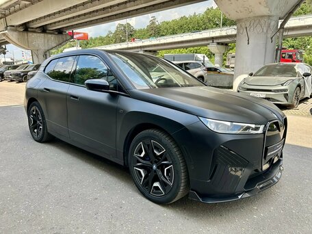 2022 BMW iX xDrive50 I (I20), чёрный, 7650000 рублей, вид 2