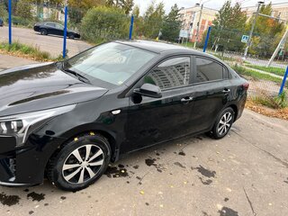 2021 Kia Rio IV Рестайлинг, чёрный, 1750000 рублей, вид 3