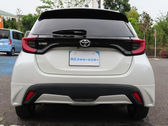 2023 Toyota Yaris IV, белый, 1150400 рублей - вид 5