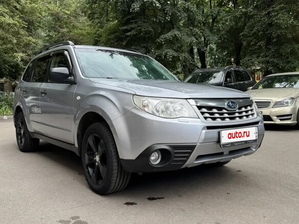 2011 Subaru Forester III Рестайлинг, серебристый, 1050000 рублей - вид 1