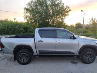 2018 Toyota Hilux VIII Рестайлинг, серебристый, 3000000 рублей, вид 3