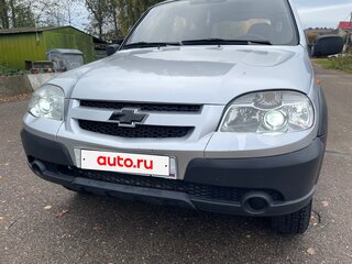 2010 Chevrolet Niva I Рестайлинг, серебристый, 525000 рублей, вид 2