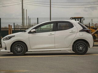 2023 Toyota Yaris IV, белый, 950000 рублей, вид 4