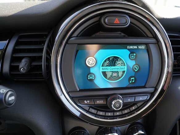 2021 Mini Hatch Cooper III (F55/F56) Рестайлинг 2, белый, 2580000 рублей - вид 23
