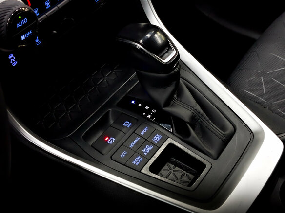 2020 Toyota RAV4 V (XA50), коричневый, 2955000 рублей - вид 24