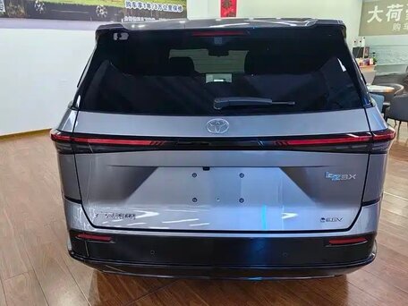 2025 Toyota bZ3X 58.3 kWh, серебристый, 2500077 рублей, вид 4