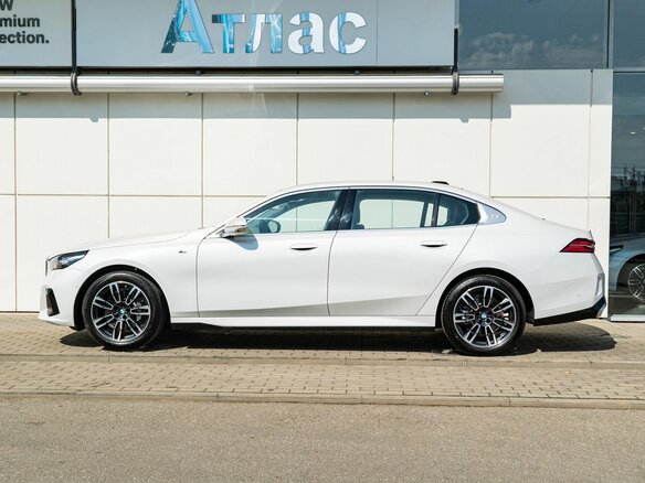 2025 BMW 5 серии Long 530Li VIII (G60/G61/G68), белый, 7290000 рублей - вид 5